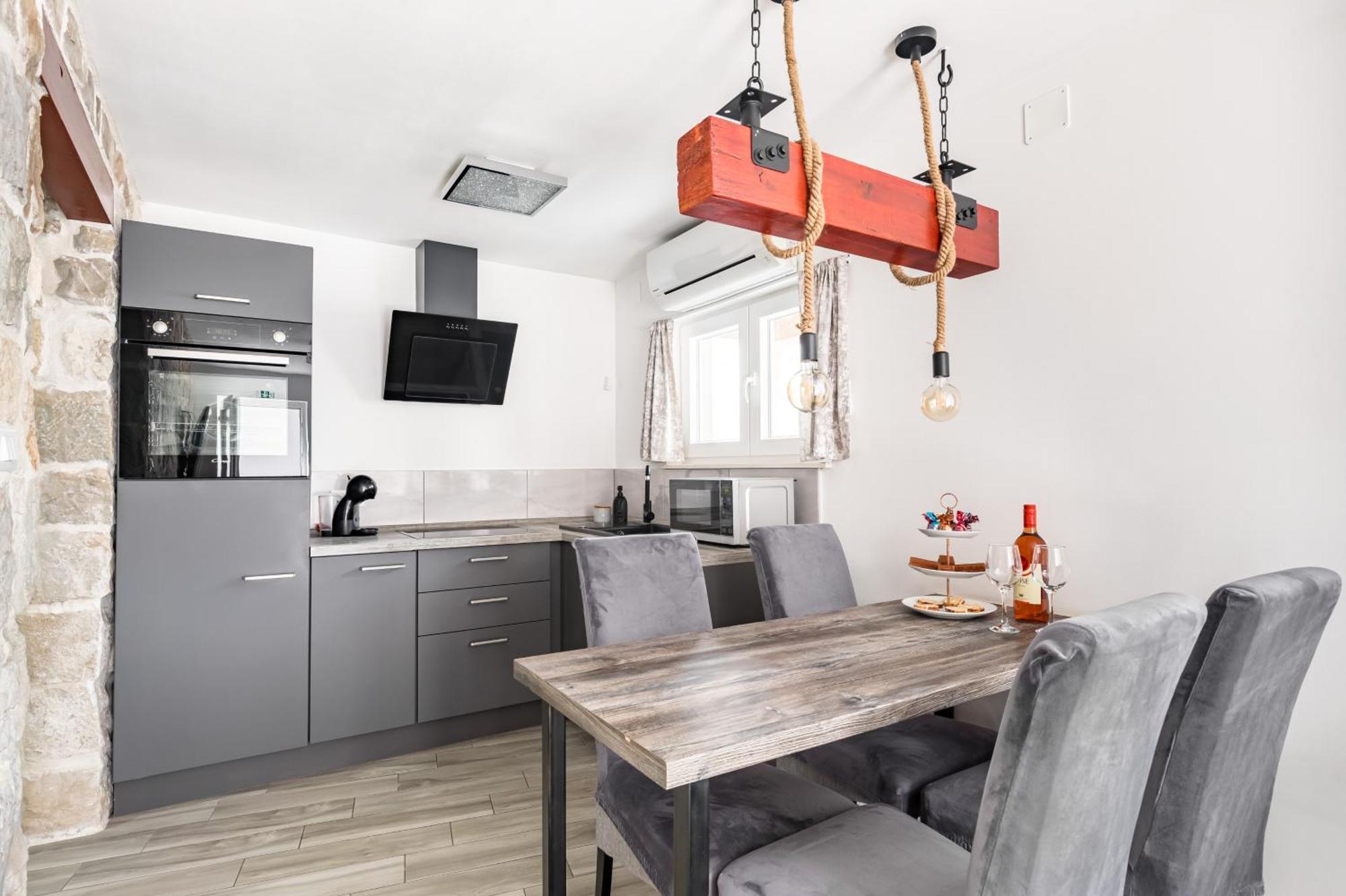 Heritage Apartman Geza In Centar With Private Parking คาชเตลา ภายนอก รูปภาพ