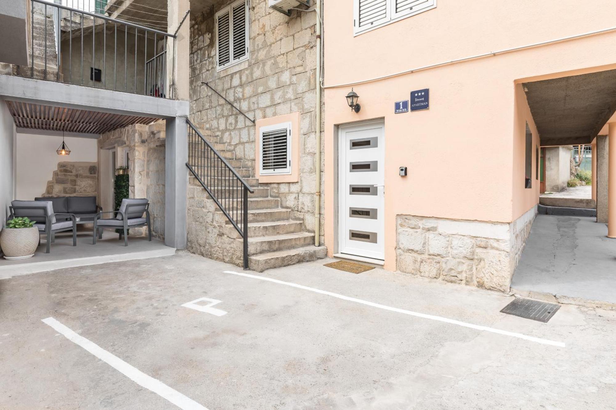 Heritage Apartman Geza In Centar With Private Parking คาชเตลา ภายนอก รูปภาพ