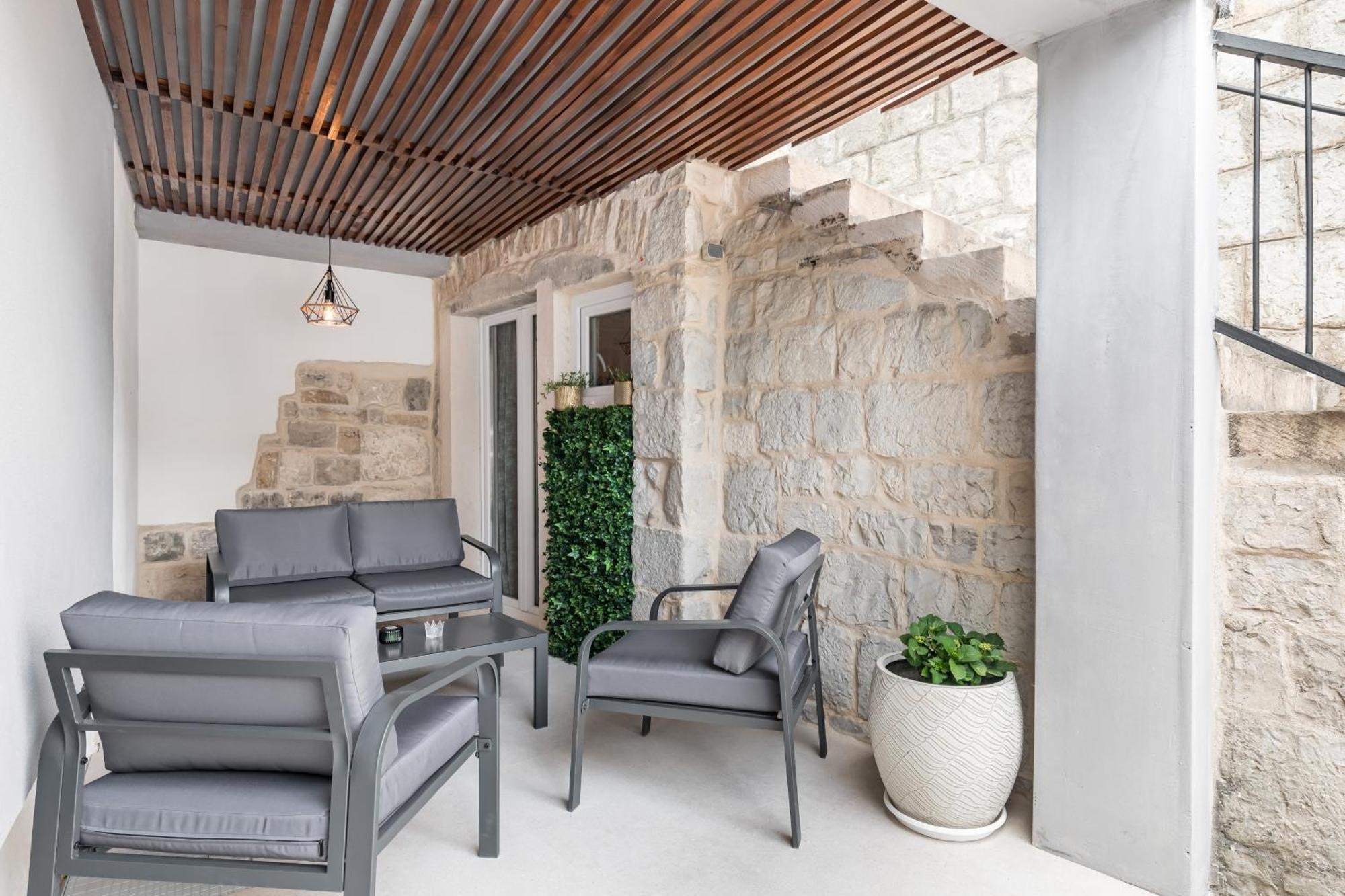 Heritage Apartman Geza In Centar With Private Parking คาชเตลา ภายนอก รูปภาพ
