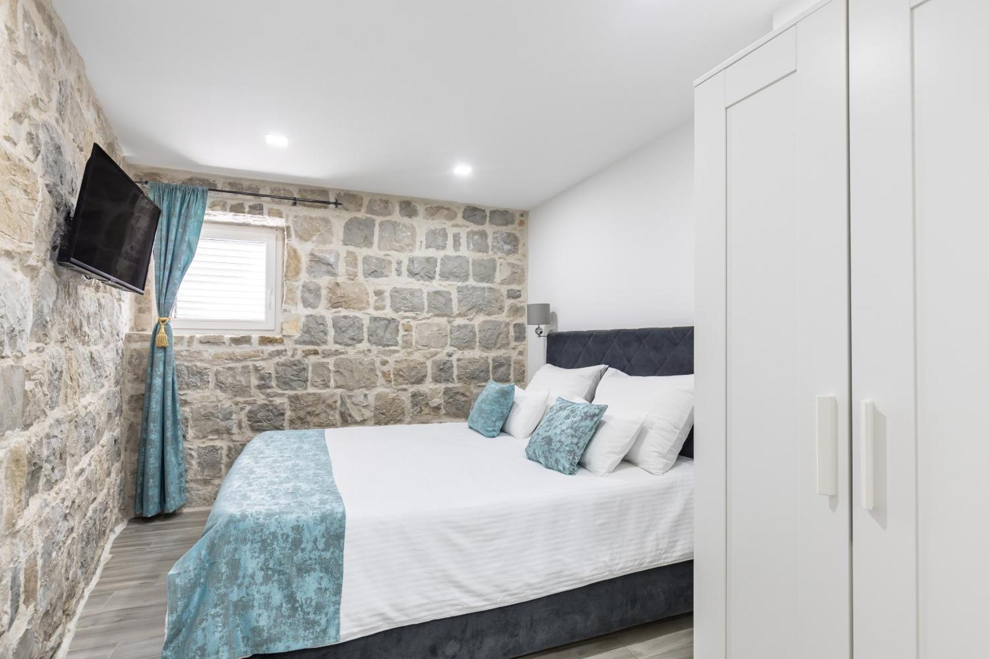 Heritage Apartman Geza In Centar With Private Parking คาชเตลา ภายนอก รูปภาพ