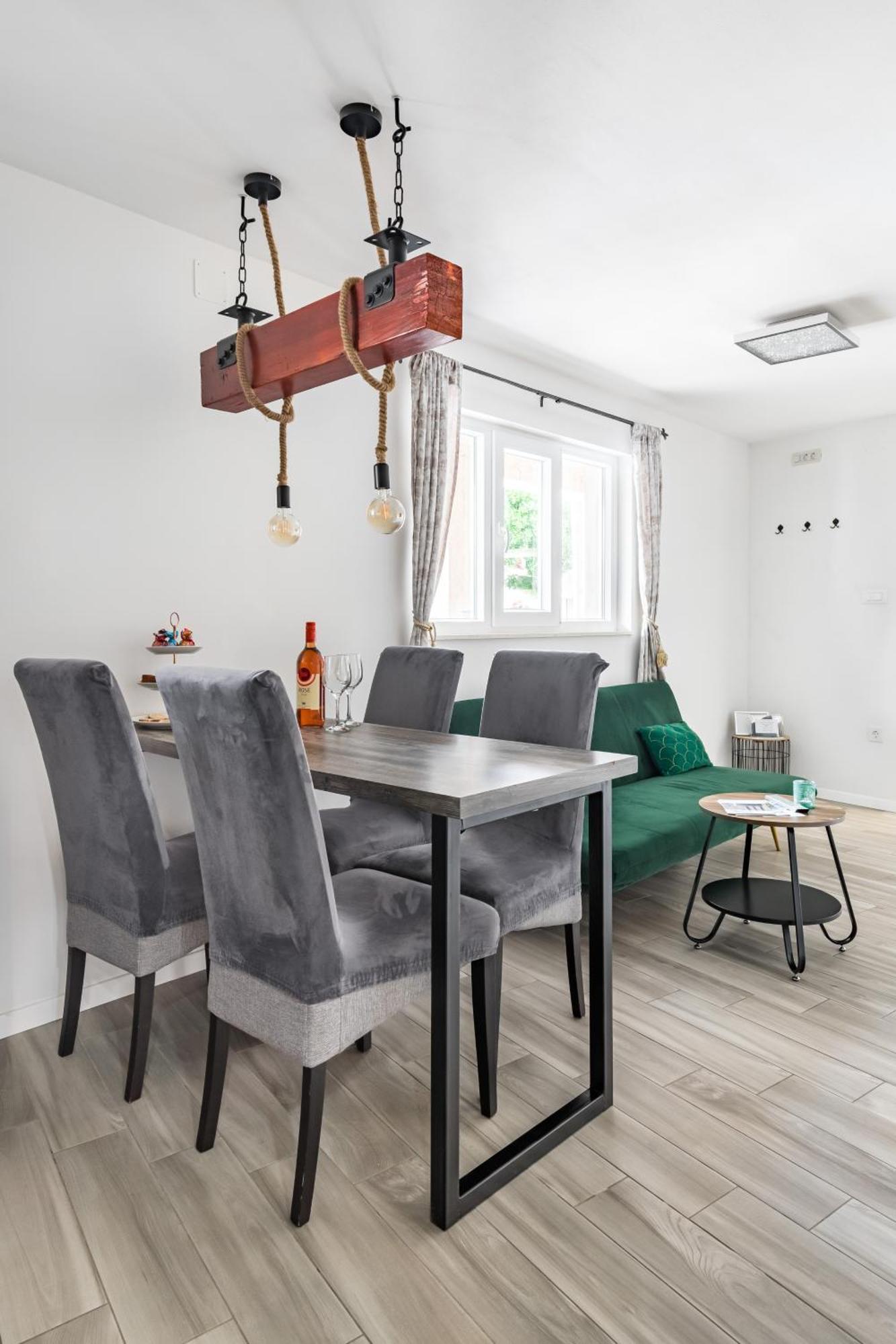 Heritage Apartman Geza In Centar With Private Parking คาชเตลา ภายนอก รูปภาพ