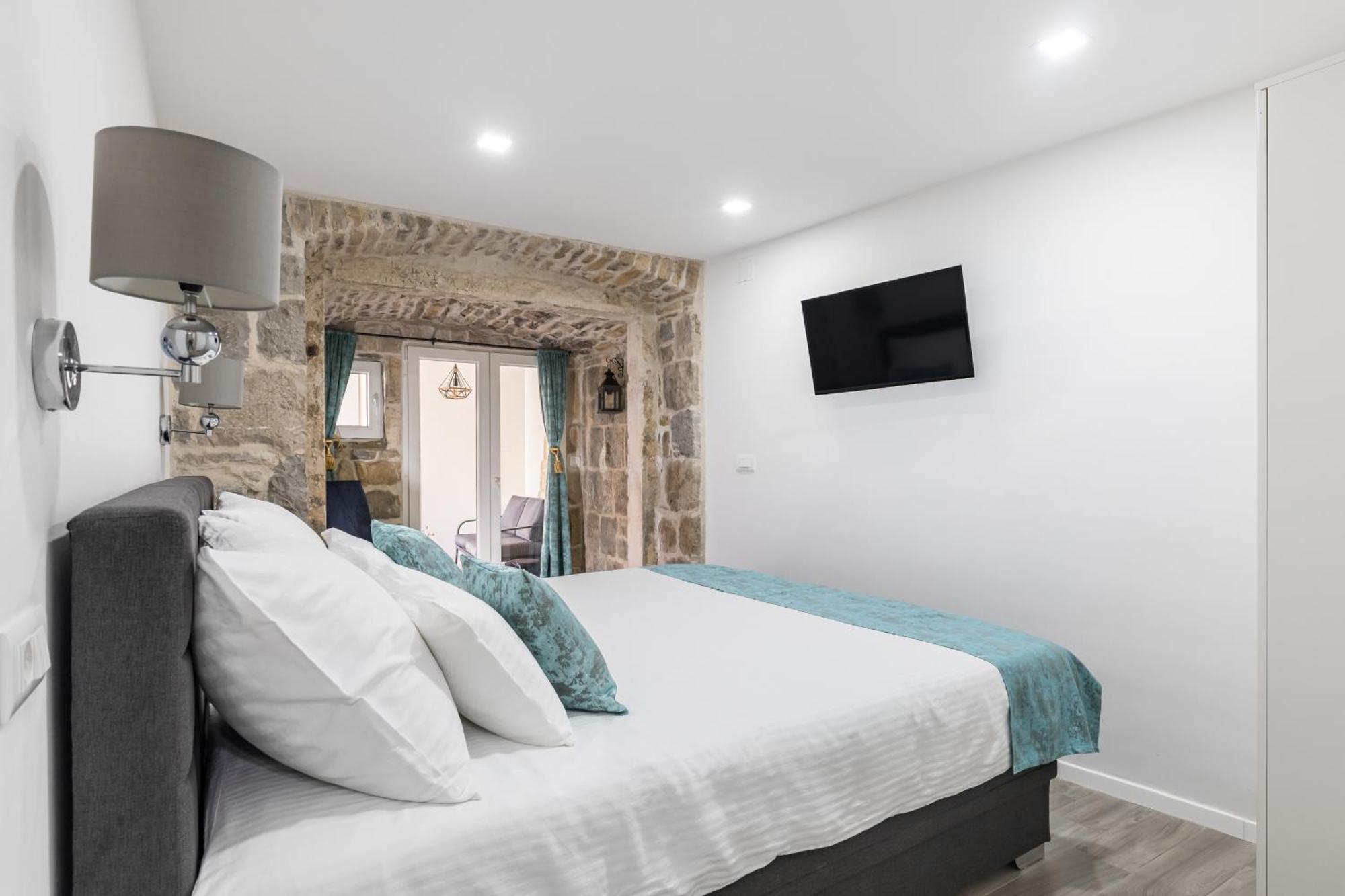 Heritage Apartman Geza In Centar With Private Parking คาชเตลา ภายนอก รูปภาพ