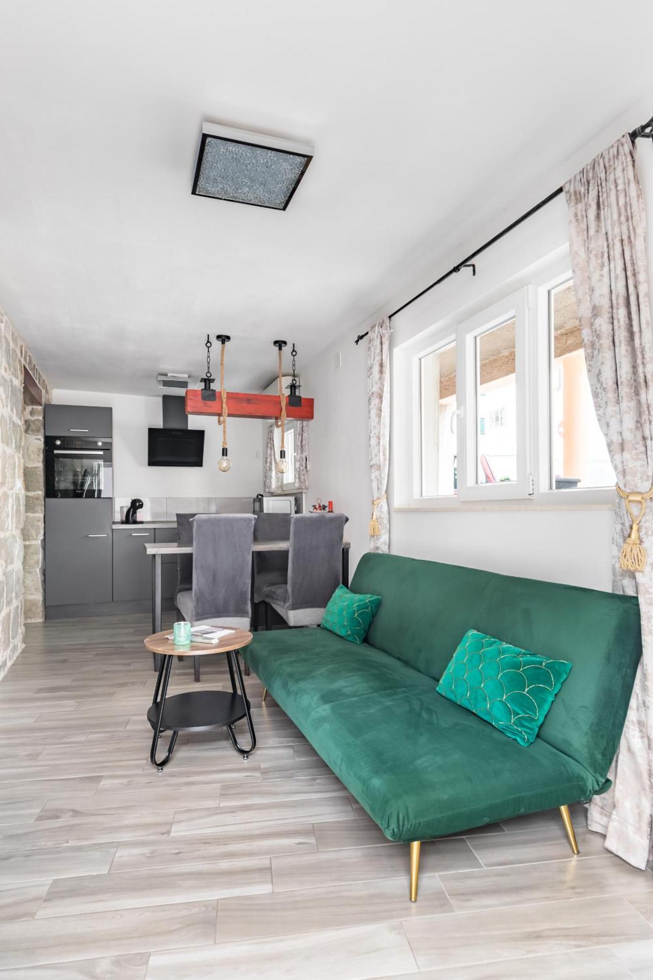 Heritage Apartman Geza In Centar With Private Parking คาชเตลา ภายนอก รูปภาพ