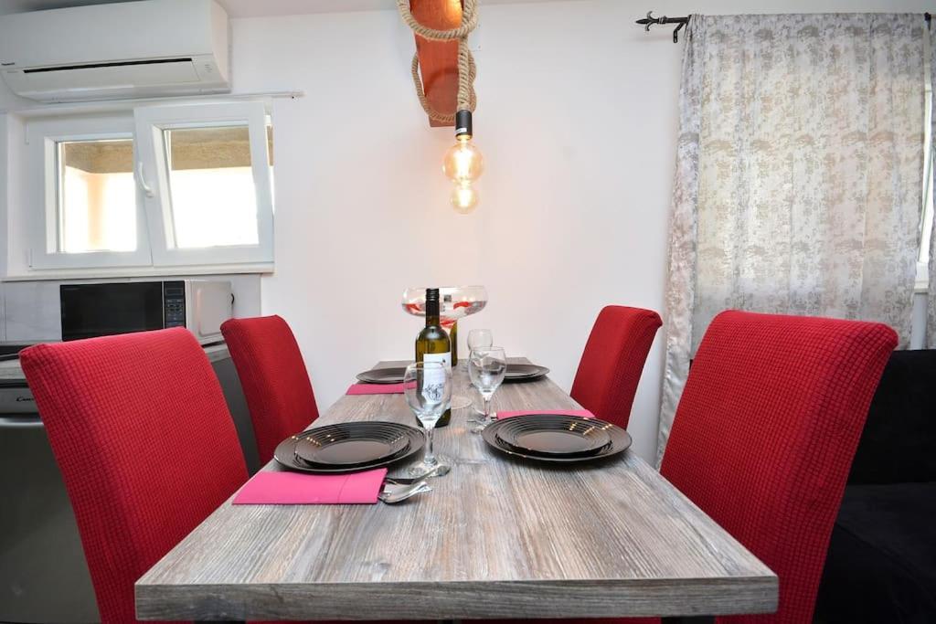 Heritage Apartman Geza In Centar With Private Parking คาชเตลา ภายนอก รูปภาพ