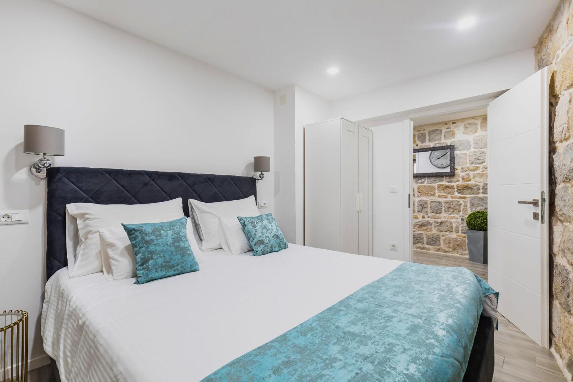 Heritage Apartman Geza In Centar With Private Parking คาชเตลา ภายนอก รูปภาพ